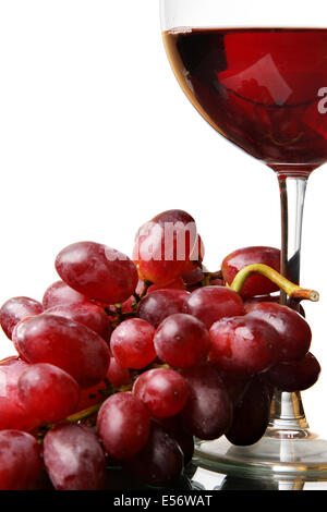 Zwei Gläser Rotwein und Trauben isoliert auf weißem Hintergrund Stockfoto