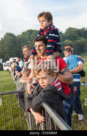 Menschenmassen beobachten die Scott kann der Daredevil Stunt-show, Matterley Schüssel, Winchester, Hampshire, England. Stockfoto