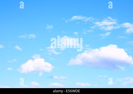 Licht blauer Himmel und Wolken, als Hintergrund verwendet werden Stockfoto