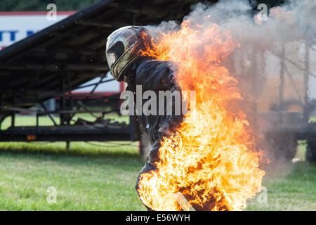 Stuntman in Brand bei Scott Mays Daredevil Stunt-show, Matterley Schüssel, Winchester, Hampshire, England. Stockfoto
