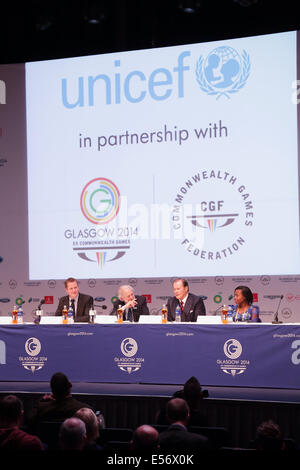 SECC Main Press Center, Glasgow, Schottland, Großbritannien, Dienstag, Juli 2014. Pressekonferenz zur Bereitstellung eines Überblicks über die UNICEF- und Glasgow 2014-Partnerschaft und die Beteiligung von UNICEF an der Eröffnungszeremonie der Commonwealth Games 2014 in Glasgow. Im Bild links nach rechts: Jon Sparkes Chief Operated Officer UNICEF UK, Lord David Puttnam UNICEF UK Botschafter, Sir Roger Moore UNICEF Goodwill Botschafter, Monica Dzonzi von Malawi UNICEF Youth Ambassador Stockfoto