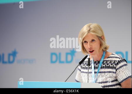 München/Deutschland - Juli 21: Franziska Deecke (DLD Media) führt ein Redner auf dem Podium während der Übersetzung (Digital-Life-Design) Konferenz im Haus der Kunst in München. Das Motto des diesjährigen Übersetzung Innovationskonferenz von Hubert Burda Media am 21 und 22. Juli in München ist "Relevanz"! (Foto: picture-Alliance / Jan Haas) Stockfoto