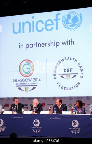 SECC Main Press Center, Glasgow, Schottland, Großbritannien, Dienstag, Juli 2014. Pressekonferenz zur Bereitstellung eines Überblicks über die UNICEF- und Glasgow 2014-Partnerschaft und die Beteiligung von UNICEF an der Eröffnungszeremonie der Commonwealth Games 2014 in Glasgow. Im Bild links nach rechts: Jon Sparkes Chief Operated Officer UNICEF UK, Lord David Puttnam UNICEF UK Botschafter, Sir Roger Moore UNICEF Goodwill Botschafter, Monica Dzonzi von Malawi UNICEF Youth Ambassador Stockfoto