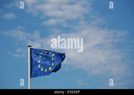 EU-Flagge im Wind unter Wolken Flagge am Arromanches, Normandie, Frankreich im Juli Stockfoto