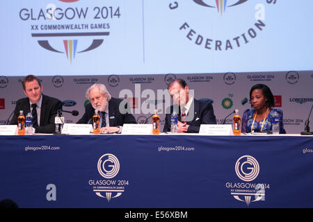 SECC Main Press Center, Glasgow, Schottland, Großbritannien, Dienstag, Juli 2014. Pressekonferenz zur Bereitstellung eines Überblicks über die UNICEF- und Glasgow 2014-Partnerschaft und die Beteiligung von UNICEF an der Eröffnungszeremonie der Commonwealth Games 2014 in Glasgow. Im Bild links nach rechts: Jon Sparkes Chief Operated Officer UNICEF UK, Lord David Puttnam UNICEF UK Botschafter, Sir Roger Moore UNICEF Goodwill Botschafter, Monica Dzonzi von Malawi UNICEF Youth Ambassador Stockfoto