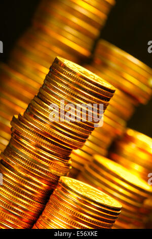 Münzen-Stacks hautnah auf schwarzem Hintergrund Stockfoto