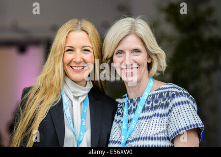 München/Deutschland - 21 Juli: Kerstin Felser (Lufthansa, l.) und Franziska Deecke (DLD Media) im Rahmen eines Workshops der Übersetzung (Digital-Life-Design) Konferenz im Haus der Kunst in München. Das Motto des diesjährigen Übersetzung Innovationskonferenz von Hubert Burda Media am 21 und 22. Juli in München ist "Relevanz"! (Foto: picture-Alliance / Robert Schlesinger) Stockfoto