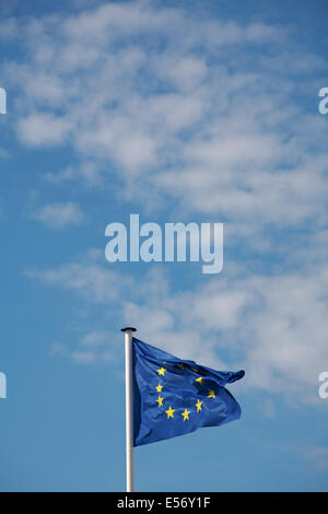EU-Flagge im Wind unter Wolken Flagge am Arromanches, Normandie, Frankreich im Juli Stockfoto