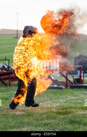 Stuntman in Brand bei Scott Mays Daredevil Stunt-show, Matterley Schüssel, Winchester, Hampshire, England. Stockfoto