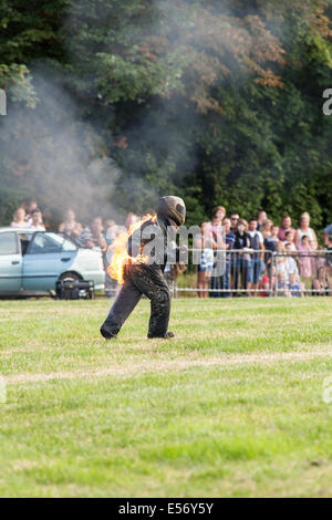 Stuntman in Brand bei Scott Mays Daredevil Stunt-show, Matterley Schüssel, Winchester, Hampshire, England. Stockfoto