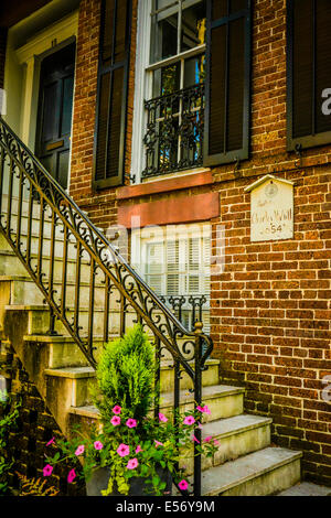 Restauriert, raffinierte Wohn Architektur und Gärten Freude während der historischen viktorianischen Bezirk von Savannah, Georgia Stockfoto