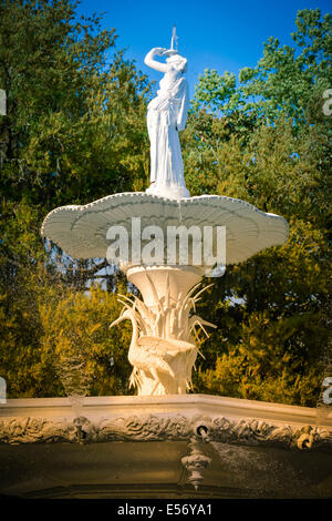 Die Paris inspiriert Forsyth Park im historischen Savannah, GA wird durch seine phantasievolle 19. Jahrhundert Brunnen hervorgehoben. Stockfoto