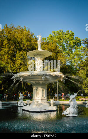 Die Paris inspiriert Forsyth Park im historischen Savannah, GA wird durch seine phantasievolle 19. Jahrhundert Brunnen hervorgehoben. Stockfoto