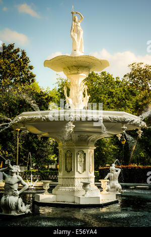 Die Paris inspiriert Forsyth Park im historischen Savannah, GA wird durch seine phantasievolle 19. Jahrhundert Brunnen hervorgehoben. Stockfoto