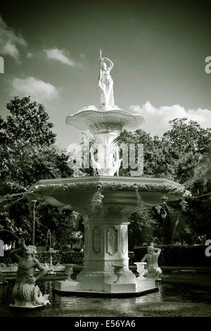 Die Paris inspiriert Forsyth Park im historischen Savannah, GA wird durch seine phantasievolle 19. Jahrhundert Brunnen hervorgehoben. Stockfoto