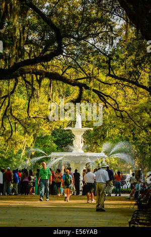 Die Paris inspiriert Forsyth Park im historischen Savannah, Georgia ist das Zentrum der Aktivität, vor allem rund um den phantasievollen Brunnen Stockfoto