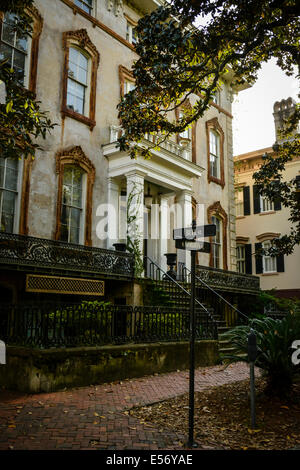 Restauriert, raffinierte Wohn Architektur und Gärten Freude während der historischen viktorianischen Bezirk von Savannah, Georgia Stockfoto