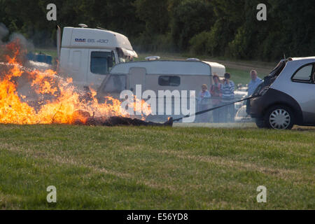 Stuntman in Brand bei Scott Mays Daredevil Stunt-show, Matterley Schüssel, Winchester, Hampshire, England. Stockfoto