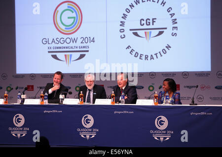 SECC Main Press Center, Glasgow, Schottland, Großbritannien, Dienstag, Juli 2014. Pressekonferenz zur Bereitstellung eines Überblicks über die UNICEF- und Glasgow 2014-Partnerschaft und die Beteiligung von UNICEF an der Eröffnungszeremonie der Commonwealth Games 2014 in Glasgow. Im Bild links nach rechts: Jon Sparkes Chief Operated Officer UNICEF UK, Lord David Puttnam UNICEF UK Botschafter, Sir Roger Moore UNICEF Goodwill Botschafter, Monica Dzonzi von Malawi UNICEF Youth Ambassador Stockfoto