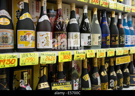 Flaschen von Sake auf dem Display in Liquor Store auf Kokusai Dori in Naha, Okinawa, Japan Stockfoto