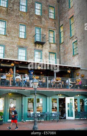 Restaurants genießen viele Gönner des Rousakis Riverfront Plaza, Savannah, GA, USA Stockfoto