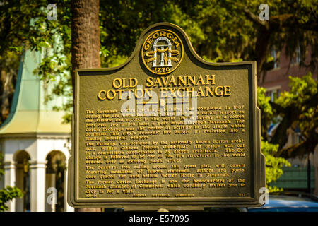 Die historische Plakette für die architektonisch bedeutenden alten Savannah Baumwollbörse, Gebäude in Savannah, GA, USA Stockfoto