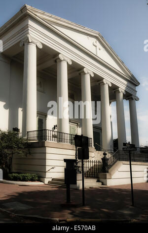 Die historische, Christus Kirche Episcopal, gegründet im Jahre 1773 in Savannah, GA besticht durch seine großen weißen neoklassizistischen Säulen Stockfoto