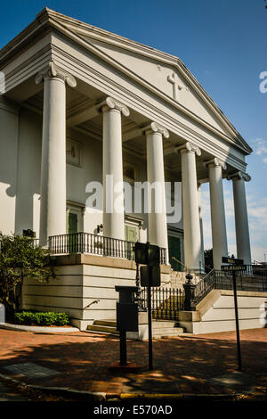 Die historische, Christus Kirche Episcopal, gegründet im Jahre 1773 in Savannah, GA besticht durch seine großen weißen neoklassizistischen Säulen Stockfoto