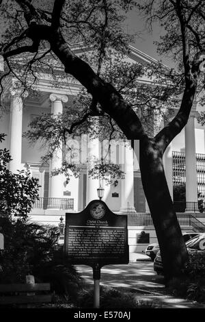 Eine informative Plakette und ein herrliches Eichenbaumtuch umhüllen den Eingang zur historischen, stattlichen Christ Church Episcopal, Savannah, GA, in Schwarz und Weiß Stockfoto