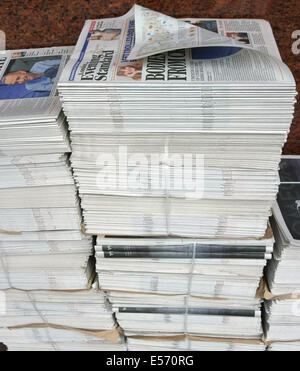 Kopien der London Evening Standard Zeitung auf Verkauf in Victoria Street Stockfoto