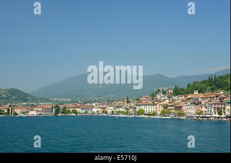 Stadt am Ufer des Gardasees Stockfoto