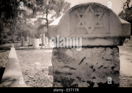 Ein Davidstern markiert den Grundstein einer Grabstätte auf dem Bonaventure Cemetery in Savannah, GA, USA Stockfoto