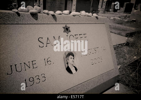 Ein jüdischer Grabstein zeigt Tradition von kleinen Steinen, die Links oben auf des Grabsteins auf dem legendären Bonaventure Cemetery in Savannah Stockfoto