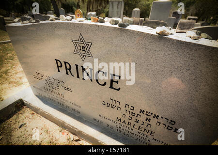 Eine jüdische Grabstätte enthüllt Steinchen links oben auf dem Grabstein zeigt Ehrfurcht, auf der Bonaventure Cemetery in Savannah, GA Stockfoto