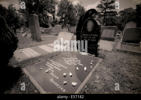 Ein beeindruckender russisch-jüdischer Grabstein mit kyrillischer Schrift und einem Porträt auf dem legendären Bonaventure Friedhof in Savannah, GA, USA Stockfoto