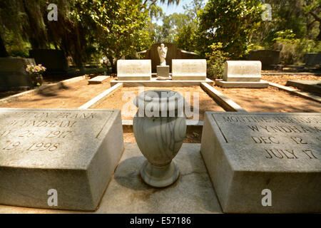 Grabsteine auf dem legendären Bonaventure Cemetery in Savannah, GA, USA Stockfoto