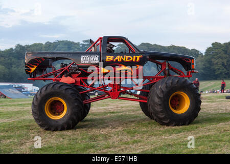 Der Bandit-Monster-Truck bei Scott's Mai waghalsige Stuntshow, Matterley Schüssel, Winchester, Hampshire, England. Stockfoto