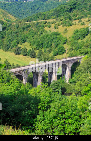 Grabstein-Viadukt und der Monsal Weg vom Monsal Kopf, Derbyshire Peak District National Park, England, UK. Stockfoto