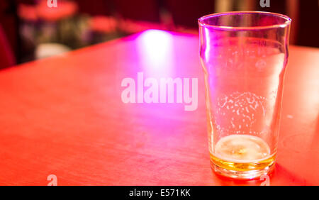 Fast leer Pint Glas. Stockfoto