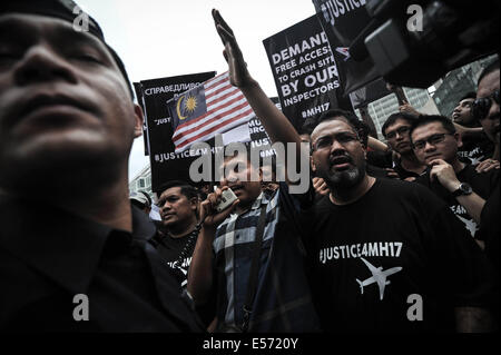 Kuala Lumpur, Malaysia. 22. Juli 2014. Malaysische Aktivist schreit Motto während einer Protestaktion vor der Ukraine Botschaft in Kuala Lumpur am 22. Juli 2014.Mohd Firdaus/NurPhoto Credit: Mohd Firdaus/NurPhoto/ZUMA Draht/Alamy Live News Stockfoto