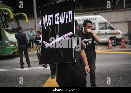 Kuala Lumpur, Malaysia. 22. Juli 2014. Malaysische Aktivist hält Banner während einer Protestaktion vor Russland Botschaft in Kuala Lumpur am 22. Juli 2014.Mohd Firdaus/NurPhoto Credit: Mohd Firdaus/NurPhoto/ZUMA Draht/Alamy Live News Stockfoto