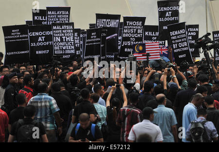 Kuala Lumpur, Malaysia. 22. Juli 2014. Banner sind von malaysischen Aktivist während einer Protestaktion vor Russland Botschaft in Kuala Lumpur am 22. Juli 2014.Mohd Firdaus/NurPhoto Credit aufgehalten: Mohd Firdaus/NurPhoto/ZUMA Draht/Alamy Live News Stockfoto