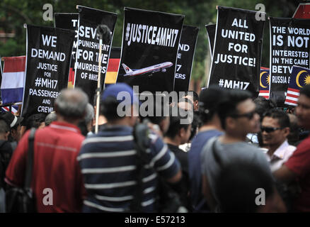 Kuala Lumpur, Malaysia. 22. Juli 2014. Banner sind von malaysischen Aktivist während einer Protestaktion vor Russland Botschaft in Kuala Lumpur am 22. Juli 2014.Mohd Firdaus/NurPhoto Credit aufgehalten: Mohd Firdaus/NurPhoto/ZUMA Draht/Alamy Live News Stockfoto