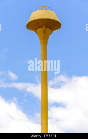 Gelber Wassertank auf blauer Himmel mit Wolken Stockfoto