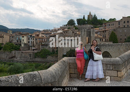 Porträt von Mutter und Tochter auf Grund der mittelalterlichen Stadt von Besalú, Katalonien, Spanien. Stockfoto