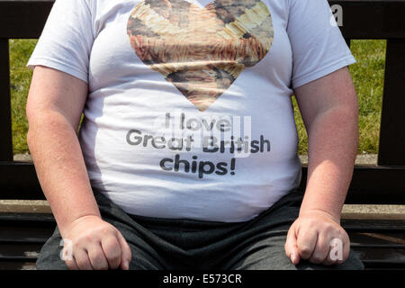 Übergewichtiger Mann trägt eine t-Shirt Werbung gechipt Kartoffeln, Glasgow, Schottland, UK Stockfoto