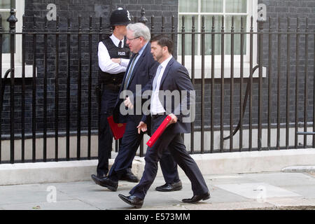 London, UK. 22. Juli 2014. Verkehrsminister Patrick McLoughlin (links) und Welsh Secretary Stephen Crabb (rechts) kommen in der Downing Street nach der wöchentlichen Kabinettssitzung Credit: Amer Ghazzal/Alamy Live-Nachrichten Stockfoto