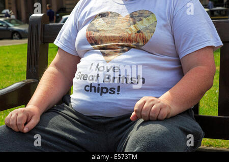 Übergewichtiger Mann trägt eine t-Shirt Werbung gechipt Kartoffeln, Glasgow, Schottland, UK Stockfoto