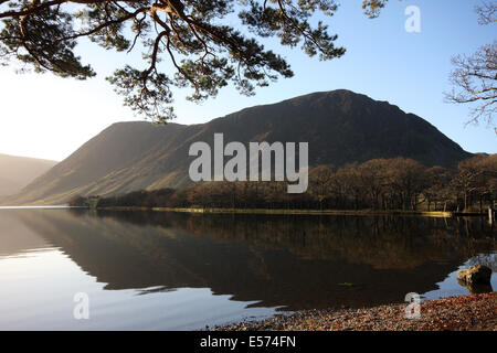 Blick über Crummock Wasser Melbreak oder Mellbreak, im Spätherbst englischen Lake District Stockfoto