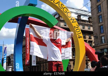 Glasgow, Schottland. 22. Juli 2014. Nick Matthew, der amtierende World Champion Squashspieler und England Baton Träger, in George Square vor der Commonwealth-Spiele 2014 Kredit: Tony Clerkson/Alamy Live News Stockfoto